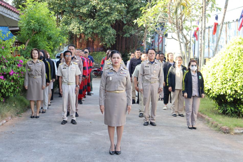 จะเข้าแถวเคารพธงชาติ