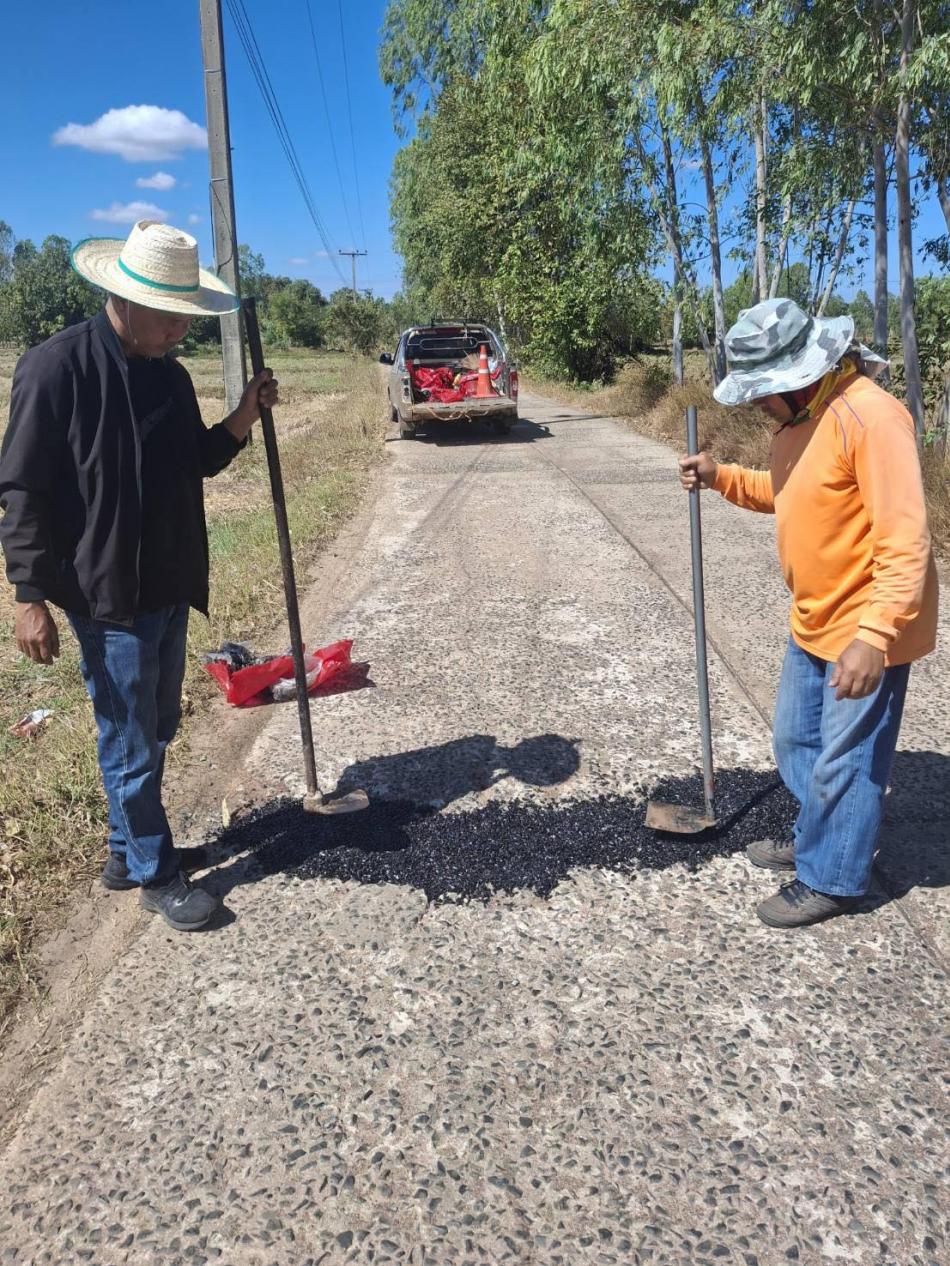 สำรวจถนนในเขตพื้นที่ตำบลหนองไฮ ที่ชำรุด เสียหาย และซ่อมแซมถนนเบื้องต้น