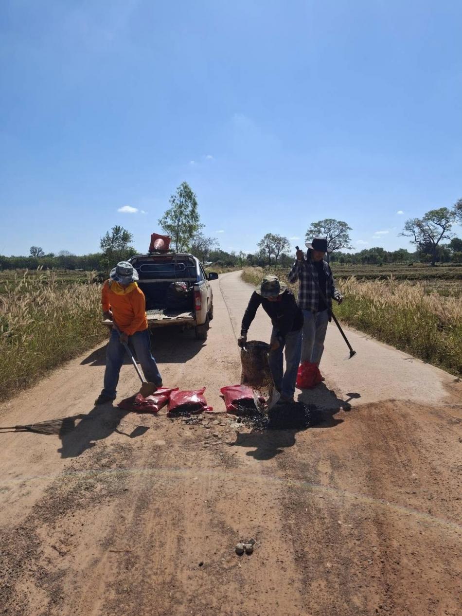สำรวจถนนในเขตพื้นที่ตำบลหนองไฮ ที่ชำรุด เสียหาย และซ่อมแซมถนนเบื้องต้น